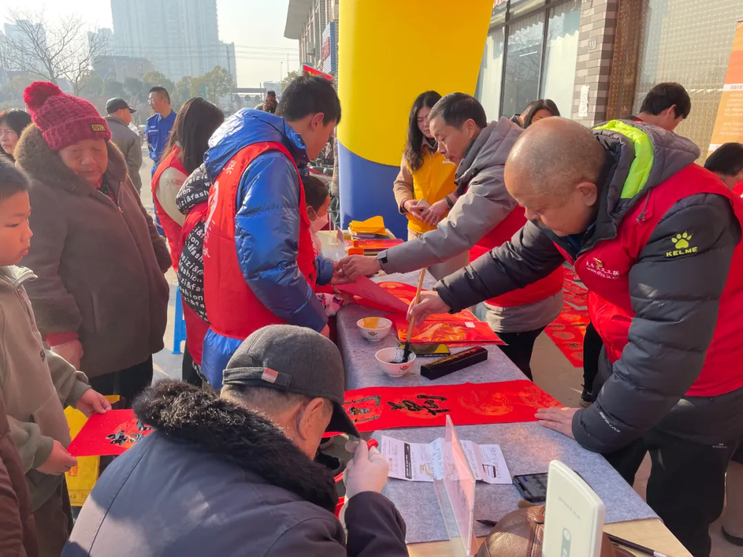 大丰盛大的“公益集市”开市，市民请写“谢天谢地谢政府”春联，下联呢？