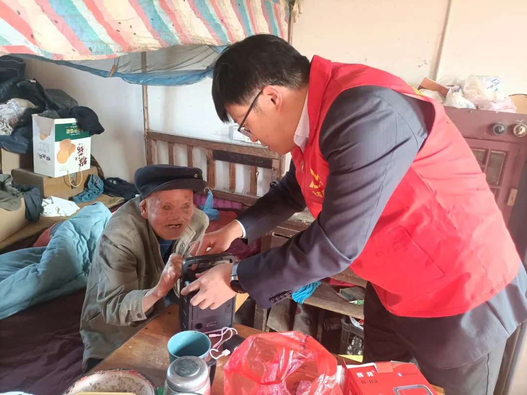 大丰这个银行行长跑遍两个乡镇店铺，只为88岁无腿无眼老人听戏！