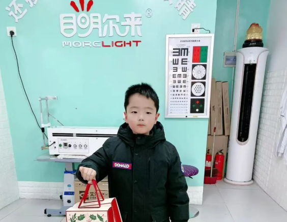 大丰这个奶奶庆幸：两个孙儿本是戴眼镜的命，硬是被我“逆天改命”了！