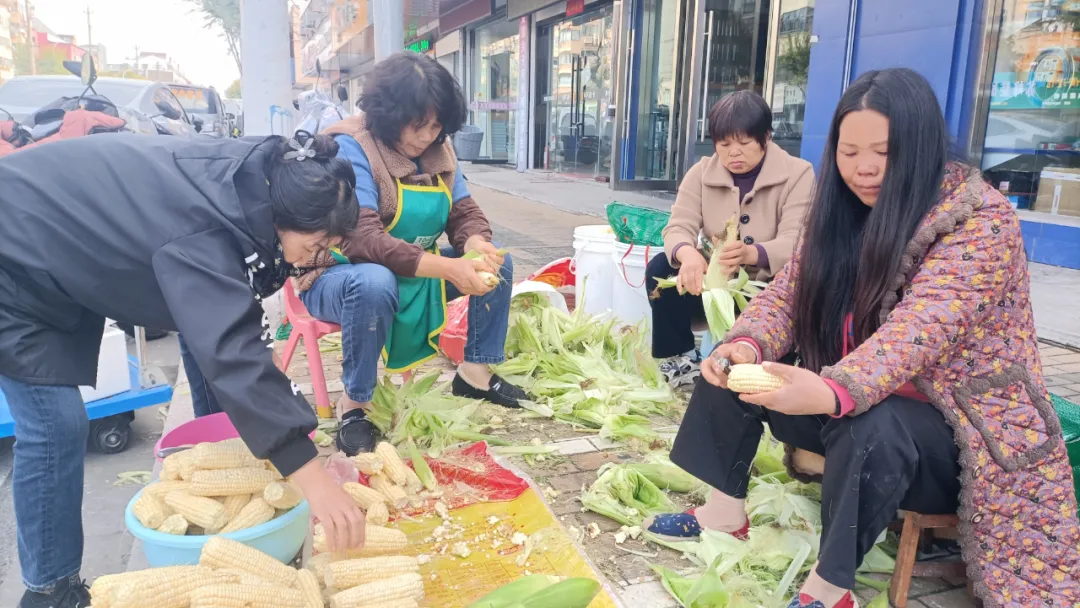 云南远嫁女从草堰来大丰卖玉米，一群素不相识的人围上来撕……