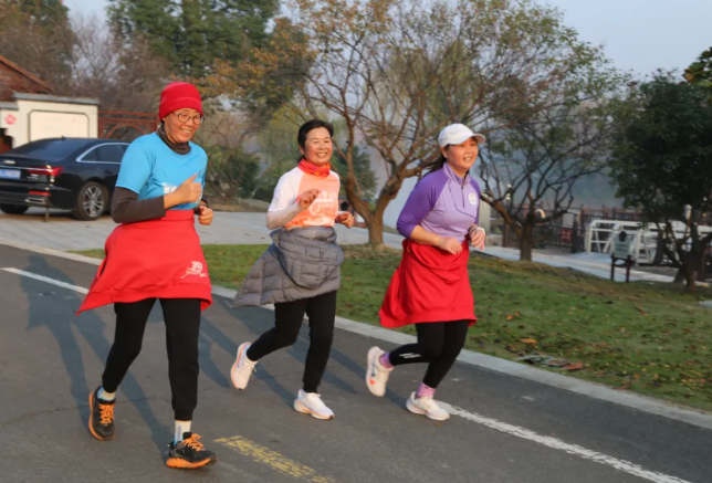 大清早，大丰这群女将身着轻薄衣裳跑来，普通人根本吃不消，她们却……