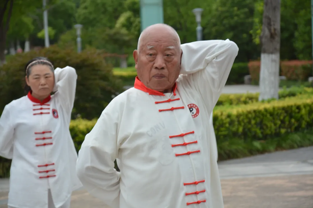 【同行20年】85岁老爷爷逆天了！在银杏湖公园健身整出大动静……
