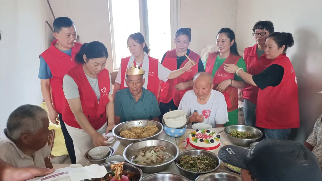 大丰这个村庄一个老人过80岁生日，全村所有人跟着沾光！