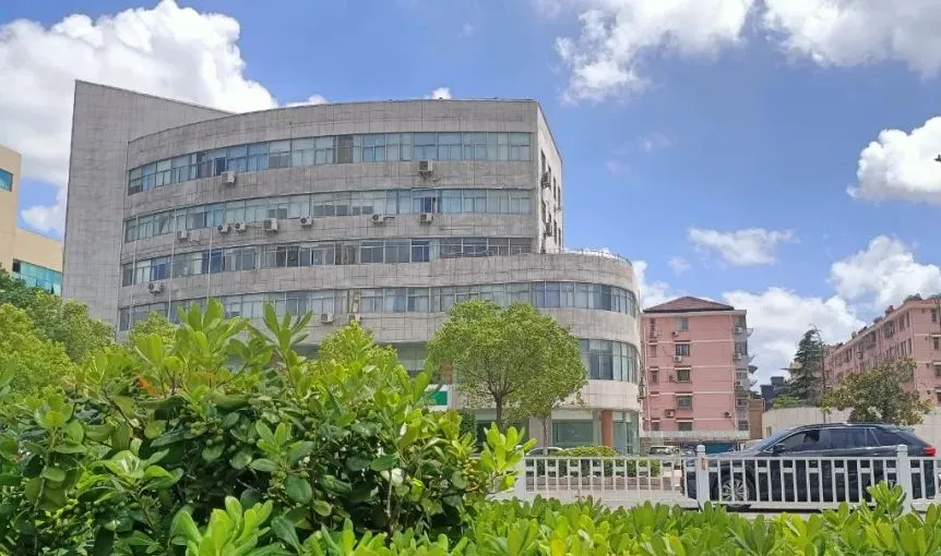大热天，中国人寿保险大丰支公司门口“VIP客户”晕倒在地，我替她心疼……