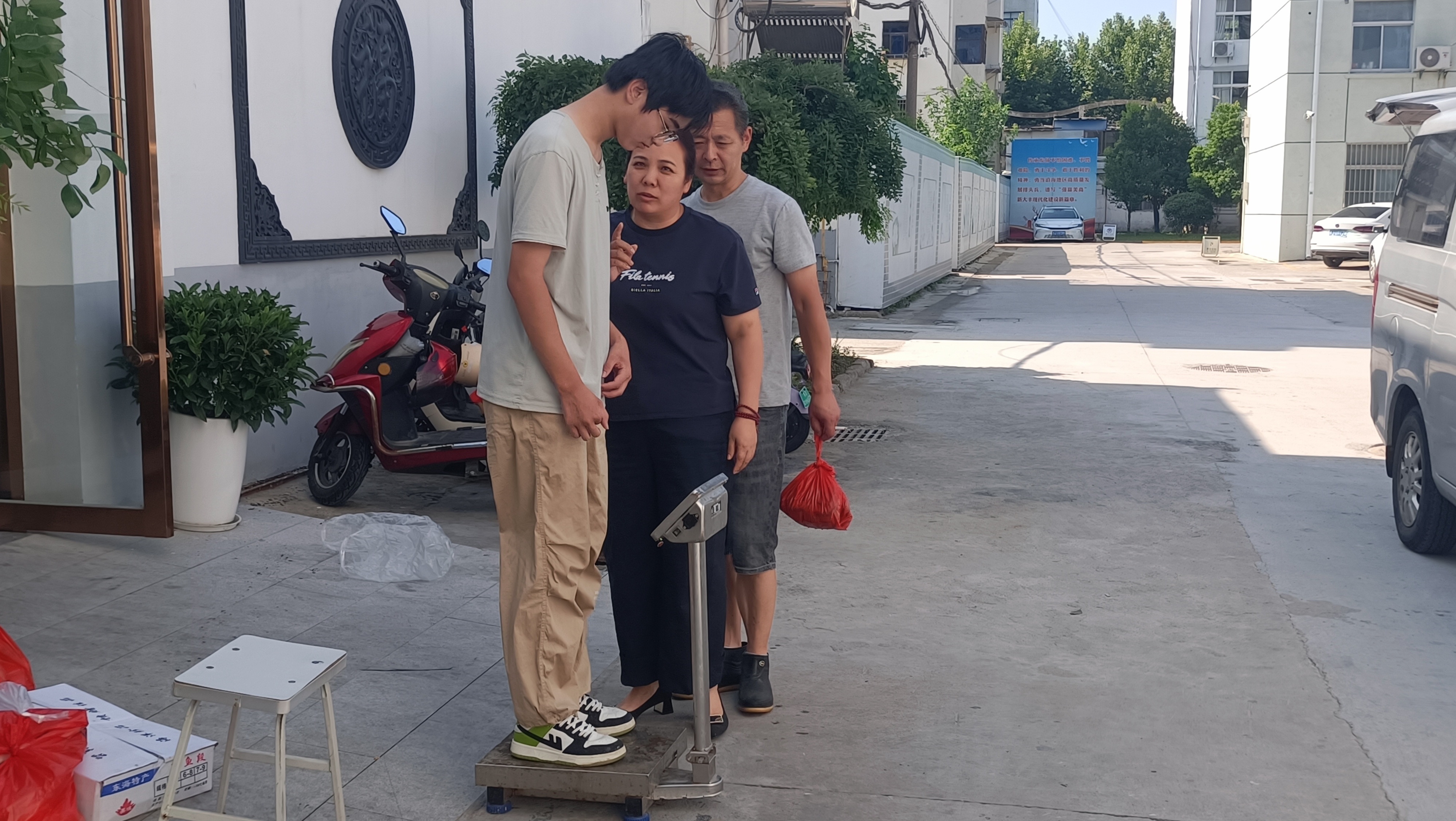 大丰这个酒店老板少见呢，学生来打暑期工，她居然先给人家称体重……