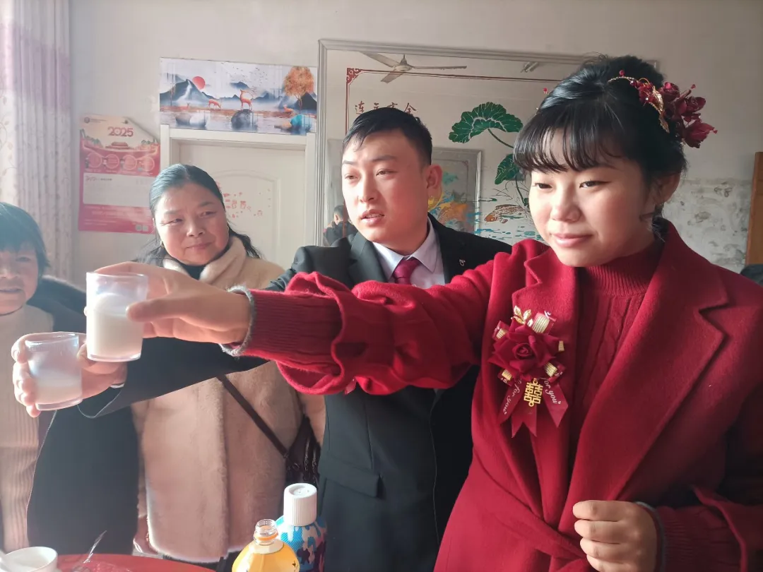 从小没有爸妈疼爱的女孩出嫁，一个非亲非故的长辈叮嘱又叮嘱……