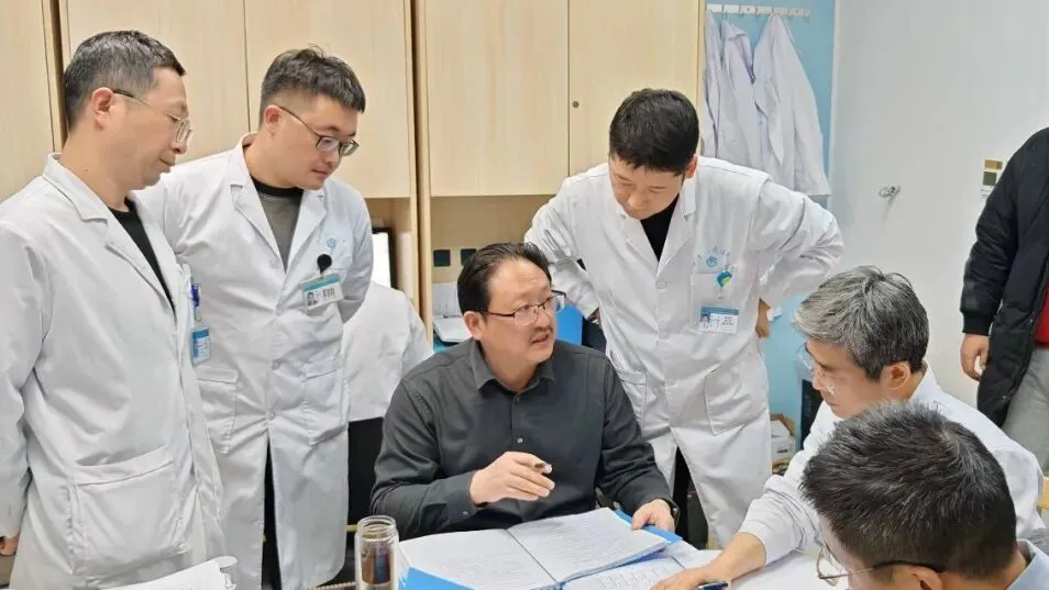 遇到多年前的老邻居非要我拍“靓照”，还让我针对大丰这个医院的医生写材料……