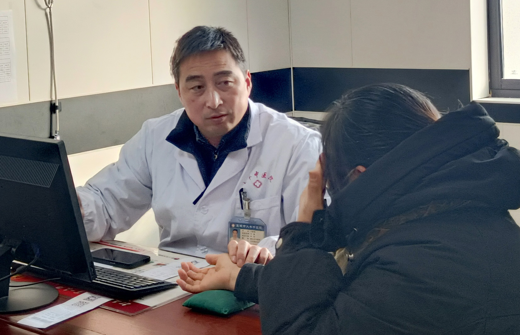 几分钟看一个病人，一年看诊11600余人：大丰这位中医主任的秘密就四个字……