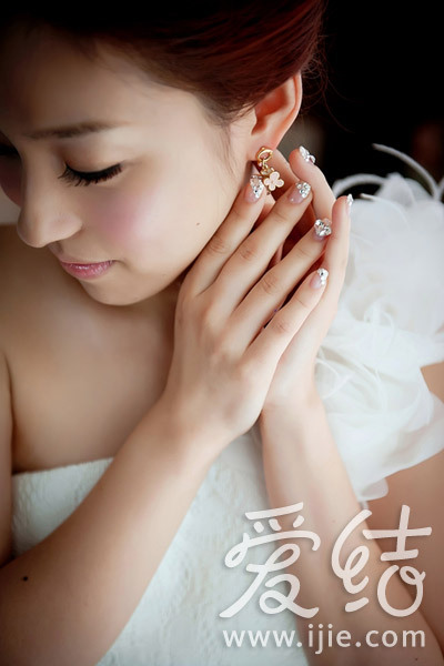 婚礼开始前梳妆完毕的新娘 婚礼开始前梳妆完毕的新娘