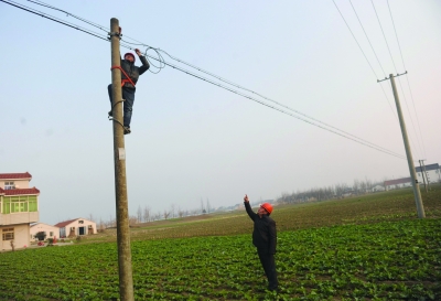 12000户看不上春晚 110紧急出动 有线电视抢修工零点电线杆上迎新年