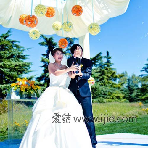 宾客可以在轻松愉悦的大自然氛围中就餐 宾客可以在轻松愉悦的大自然氛围中就餐