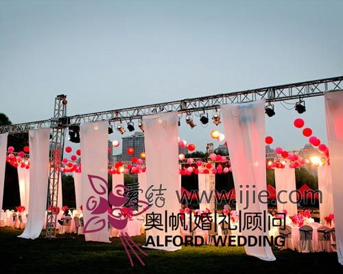 紫红色的草坪婚礼炫美靓丽 紫红色的草坪婚礼炫美靓丽
