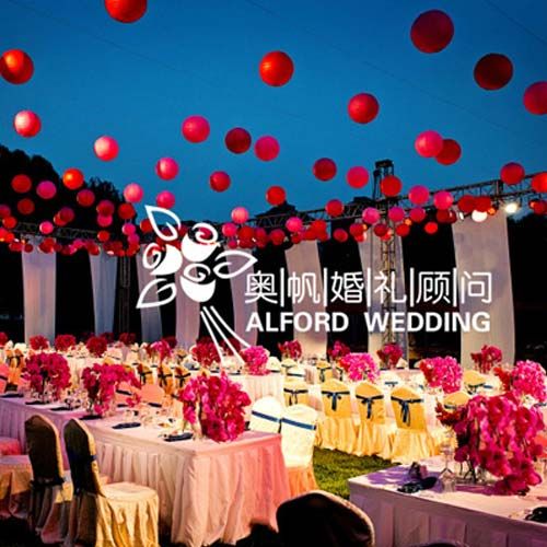 夜幕降临,灯光及鲜花营造的婚礼世界更加浪漫 夜幕降临,灯光及鲜花营造的婚礼世界更加浪漫