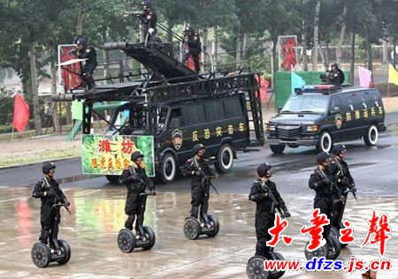 中国特警驾单兵反恐突击车可行进中射击图